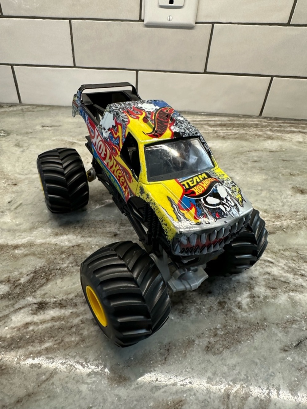 HOT WHEELS FIRESTORM Monster Jam 1:24 Team Hot Wheels die-cast metal